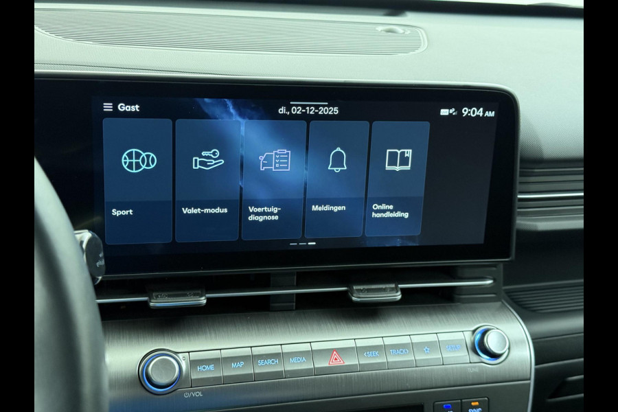 Hyundai Kona Elektro 160 kW 65 ,4kWh VAN: €33.900,- VOOR: €30.770,- UW EINDEJAARSVOORDEEL: €3.130 | 65 ,4 kwh | 3-Fase Lader | Dealeronderhouden | Fabrieksgarantie Hyundai tot 2029 | Stoel & Stuurverwarming | 360 camera | | Rijklaar Geleverd