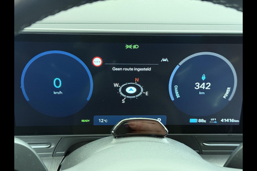 Hyundai Kona Elektro 160 kW 65 ,4kWh VAN: €33.900,- VOOR: €30.770,- UW EINDEJAARSVOORDEEL: €3.130 | 65 ,4 kwh | 3-Fase Lader | Dealeronderhouden | Fabrieksgarantie Hyundai tot 2029 | Stoel & Stuurverwarming | 360 camera | | Rijklaar Geleverd