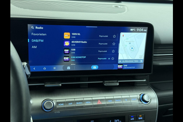 Hyundai Kona Elektro 160 kW 65 ,4kWh VAN: €33.900,- VOOR: €30.770,- UW EINDEJAARSVOORDEEL: €3.130 | 65 ,4 kwh | 3-Fase Lader | Dealeronderhouden | Fabrieksgarantie Hyundai tot 2029 | Stoel & Stuurverwarming | 360 camera | | Rijklaar Geleverd