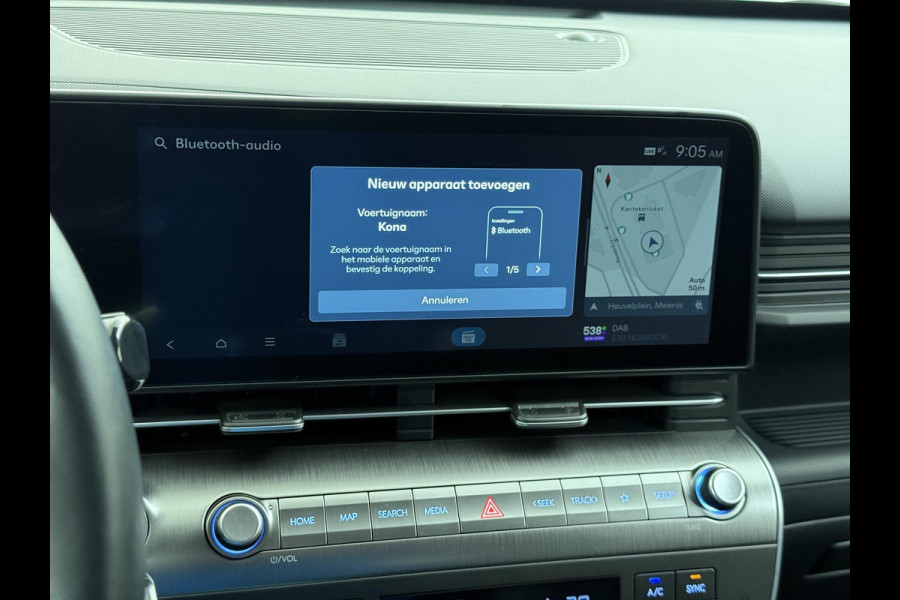 Hyundai Kona Elektro 160 kW 65 ,4kWh VAN: €33.900,- VOOR: €30.770,- UW EINDEJAARSVOORDEEL: €3.130 | 65 ,4 kwh | 3-Fase Lader | Dealeronderhouden | Fabrieksgarantie Hyundai tot 2029 | Stoel & Stuurverwarming | 360 camera | | Rijklaar Geleverd