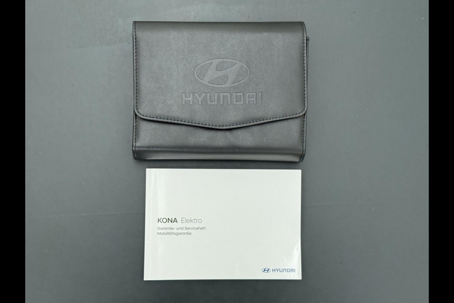 Hyundai Kona Elektro 160 kW 65 ,4kWh VAN: €33.900,- VOOR: €30.770,- UW EINDEJAARSVOORDEEL: €3.130 | 65 ,4 kwh | 3-Fase Lader | Dealeronderhouden | Fabrieksgarantie Hyundai tot 2029 | Stoel & Stuurverwarming | 360 camera | | Rijklaar Geleverd