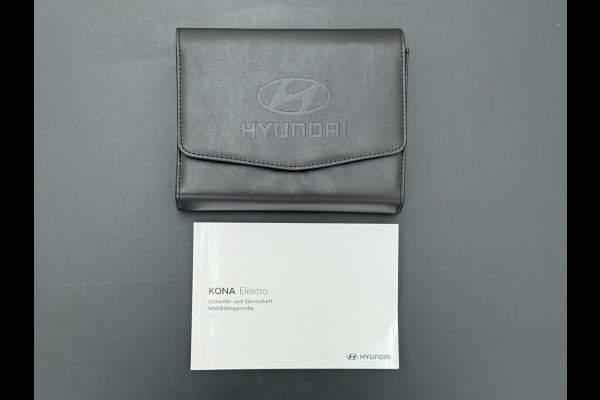 Hyundai Kona Elektro 160 kW 65 ,4kWh VAN: €33.900,- VOOR: €30.770,- UW EINDEJAARSVOORDEEL: €3.130 | 65 ,4 kwh | 3-Fase Lader | Dealeronderhouden | Fabrieksgarantie Hyundai tot 2029 | Stoel & Stuurverwarming | 360 camera | | Rijklaar Geleverd