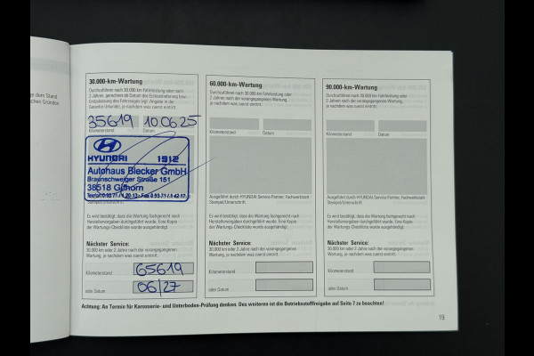 Hyundai Kona Elektro 160 kW 65 ,4kWh VAN: €33.900,- VOOR: €30.770,- UW EINDEJAARSVOORDEEL: €3.130 | 65 ,4 kwh | 3-Fase Lader | Dealeronderhouden | Fabrieksgarantie Hyundai tot 2029 | Stoel & Stuurverwarming | 360 camera | | Rijklaar Geleverd