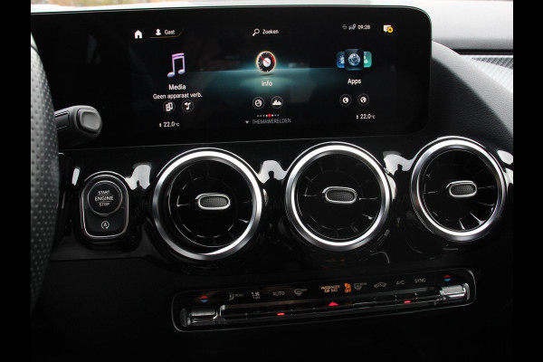 Mercedes-Benz GLA 200 AMG Line Automaat Nieuw model ! | Navigatie | Climate Control | Camera | Electrisch bedienbare achterklep | Dab | Led