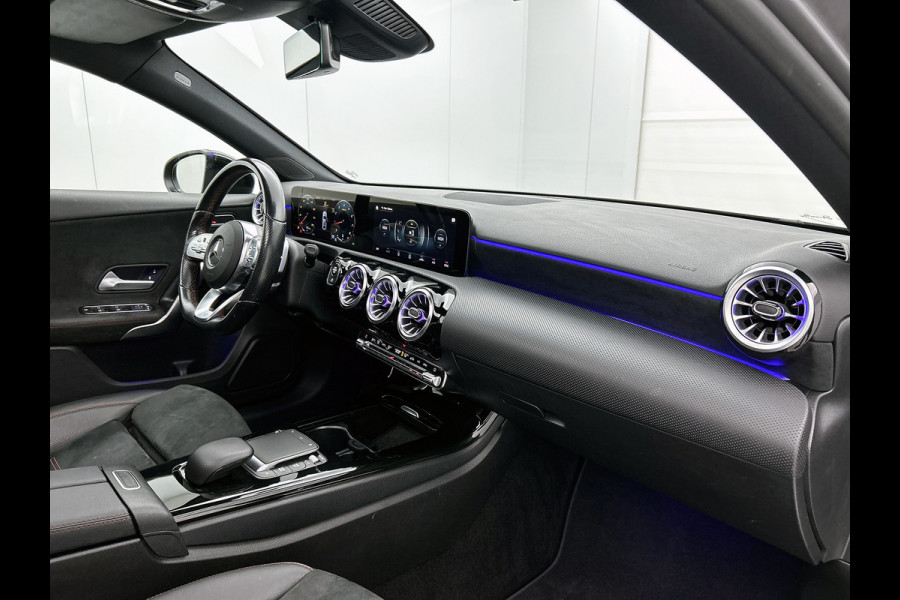 Mercedes-Benz A-Klasse 180 AMG Line | Achteruitrijcamera | Sfeerverlichting | Panoramadak | Navigatie | Stoelverwarming | 24 maanden certified garantie