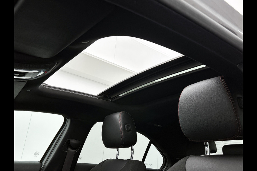 Mercedes-Benz A-Klasse 180 AMG Line | Achteruitrijcamera | Sfeerverlichting | Panoramadak | Navigatie | Stoelverwarming | 24 maanden certified garantie