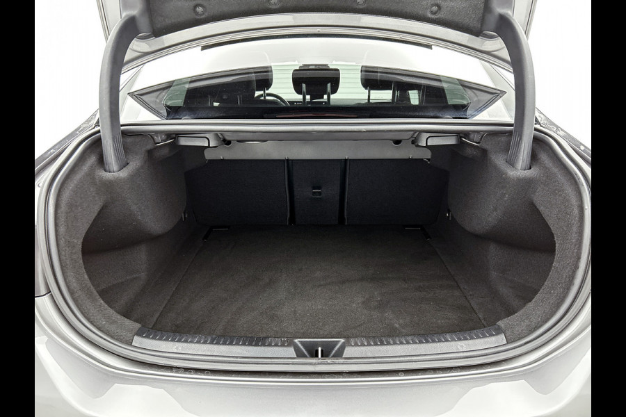 Mercedes-Benz A-Klasse 180 AMG Line | Achteruitrijcamera | Sfeerverlichting | Panoramadak | Navigatie | Stoelverwarming | 24 maanden certified garantie