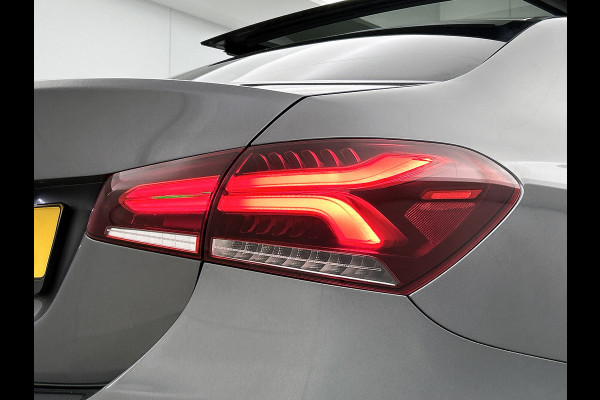Mercedes-Benz A-Klasse 180 AMG Line | Achteruitrijcamera | Sfeerverlichting | Panoramadak | Navigatie | Stoelverwarming | 24 maanden certified garantie