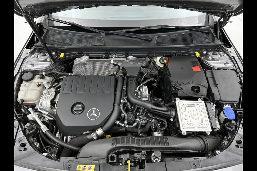 Mercedes-Benz A-Klasse 180 AMG Line | Achteruitrijcamera | Sfeerverlichting | Panoramadak | Navigatie | Stoelverwarming | 24 maanden certified garantie