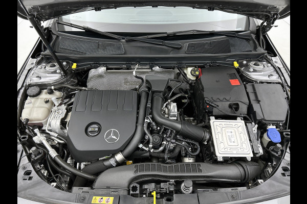Mercedes-Benz A-Klasse 180 AMG Line | Achteruitrijcamera | Sfeerverlichting | Panoramadak | Navigatie | Stoelverwarming | 24 maanden certified garantie