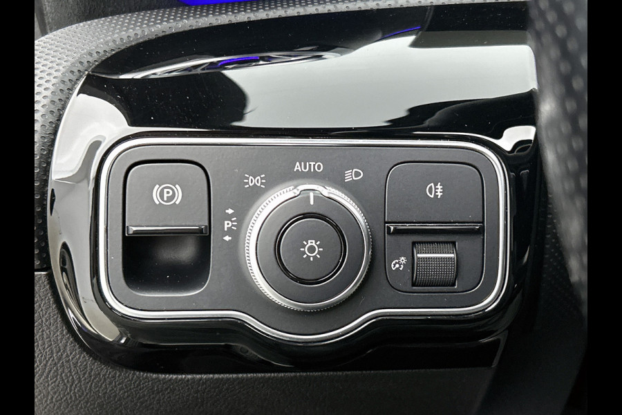 Mercedes-Benz A-Klasse 180 AMG Line | Achteruitrijcamera | Sfeerverlichting | Panoramadak | Navigatie | Stoelverwarming | 24 maanden certified garantie