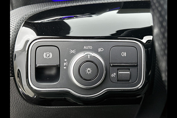 Mercedes-Benz A-Klasse 180 AMG Line | Achteruitrijcamera | Sfeerverlichting | Panoramadak | Navigatie | Stoelverwarming | 24 maanden certified garantie