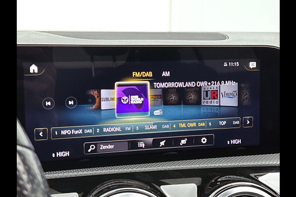 Mercedes-Benz A-Klasse 180 AMG Line | Achteruitrijcamera | Sfeerverlichting | Panoramadak | Navigatie | Stoelverwarming | 24 maanden certified garantie