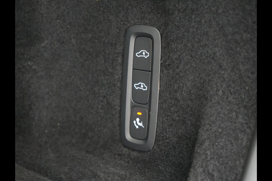 Volvo XC60 T6 AWD R-Design Plug In Hybrid 350pk LONG RANGE Dealer O.H. PHEV | Luchtvering | Trekhaak Af Fabriek | Panodak | Head Up | Adaptive Cruise | 360 Camera | Lederen Sportstoelen Massage & Ventilatie & Memory | Google Assistent | Apple Carplay | 21"L.M |