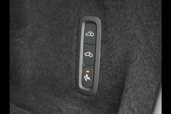 Volvo XC60 T6 AWD R-Design Plug In Hybrid 350pk LONG RANGE Dealer O.H. PHEV | Luchtvering | Trekhaak Af Fabriek | Panodak | Head Up | Adaptive Cruise | 360 Camera | Lederen Sportstoelen Massage & Ventilatie & Memory | Google Assistent | Apple Carplay | 21"L.M |