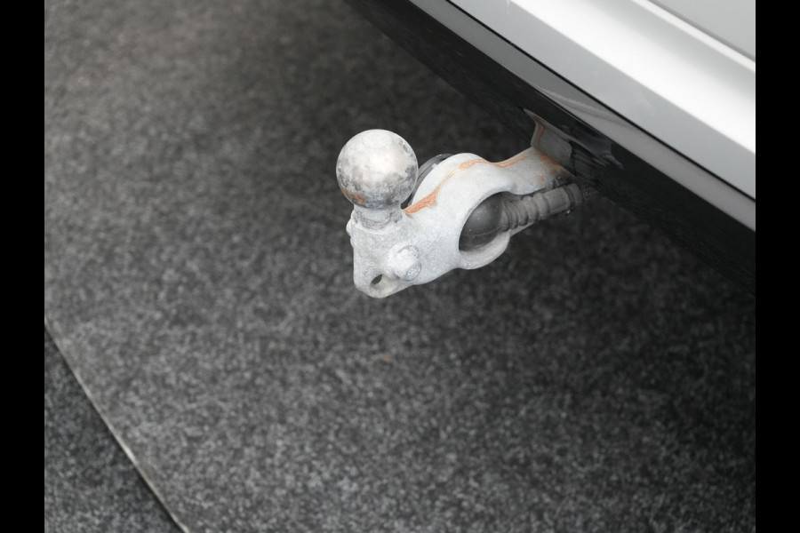 Volvo XC60 T6 AWD R-Design Plug In Hybrid 350pk LONG RANGE Dealer O.H. PHEV | Luchtvering | Trekhaak Af Fabriek | Panodak | Head Up | Adaptive Cruise | 360 Camera | Lederen Sportstoelen Massage & Ventilatie & Memory | Google Assistent | Apple Carplay | 21"L.M |