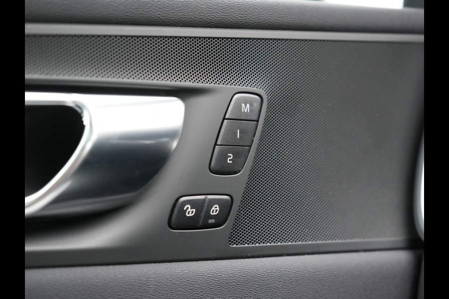 Volvo XC60 T6 AWD R-Design Plug In Hybrid 350pk LONG RANGE Dealer O.H. PHEV | Luchtvering | Trekhaak Af Fabriek | Panodak | Head Up | Adaptive Cruise | 360 Camera | Lederen Sportstoelen Massage & Ventilatie & Memory | Google Assistent | Apple Carplay | 21"L.M |