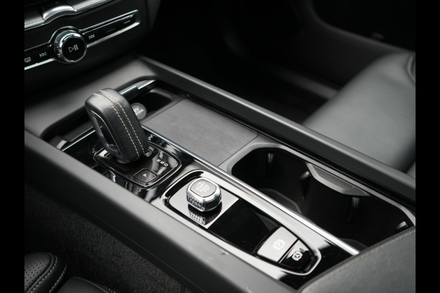 Volvo XC60 T6 AWD R-Design Plug In Hybrid 350pk LONG RANGE Dealer O.H. PHEV | Luchtvering | Trekhaak Af Fabriek | Panodak | Head Up | Adaptive Cruise | 360 Camera | Lederen Sportstoelen Massage & Ventilatie & Memory | Google Assistent | Apple Carplay | 21"L.M |