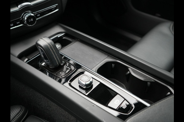 Volvo XC60 T6 AWD R-Design Plug In Hybrid 350pk LONG RANGE Dealer O.H. PHEV | Luchtvering | Trekhaak Af Fabriek | Panodak | Head Up | Adaptive Cruise | 360 Camera | Lederen Sportstoelen Massage & Ventilatie & Memory | Google Assistent | Apple Carplay | 21"L.M |