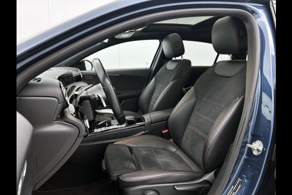 Mercedes-Benz A-Klasse 200 Premium Plus AMG-Line(Dealer OndH, Panorama, Sfeer-Verlichting, Navi, StoelV, Climate Con, Etc)