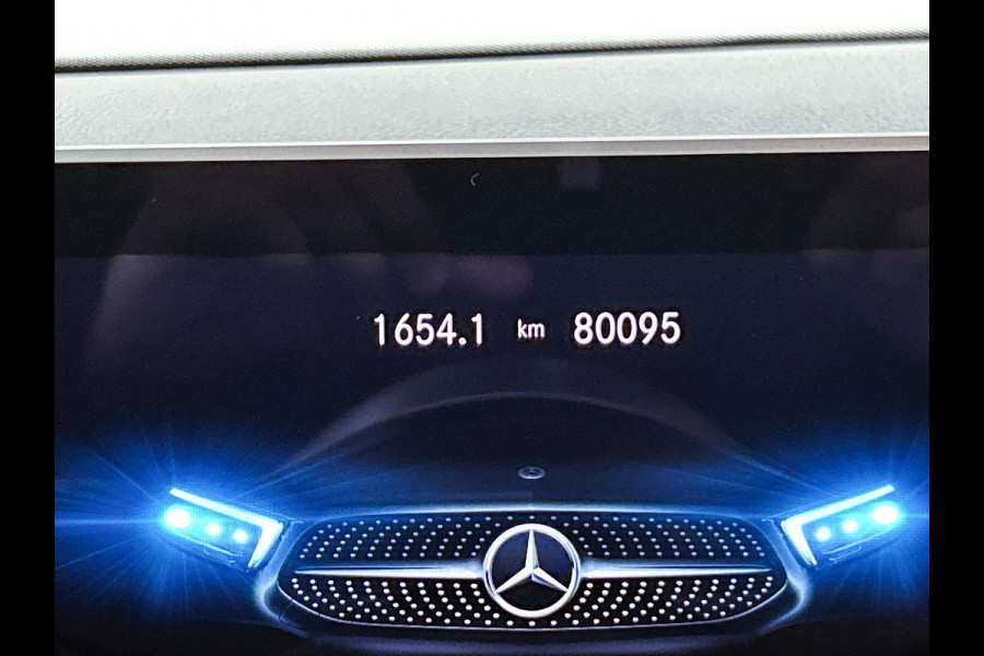 Mercedes-Benz A-Klasse 200 Premium Plus AMG-Line(Dealer OndH, Panorama, Sfeer-Verlichting, Navi, StoelV, Climate Con, Etc)