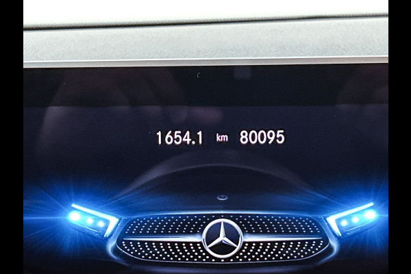 Mercedes-Benz A-Klasse 200 Premium Plus AMG-Line(Dealer OndH, Panorama, Sfeer-Verlichting, Navi, StoelV, Climate Con, Etc)