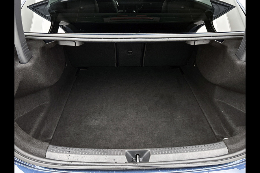 Mercedes-Benz A-Klasse 200 Premium Plus AMG-Line(Dealer OndH, Panorama, Sfeer-Verlichting, Navi, StoelV, Climate Con, Etc)