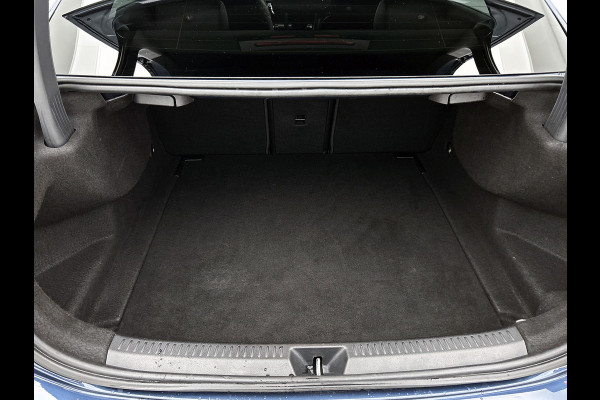 Mercedes-Benz A-Klasse 200 Premium Plus AMG-Line(Dealer OndH, Panorama, Sfeer-Verlichting, Navi, StoelV, Climate Con, Etc)