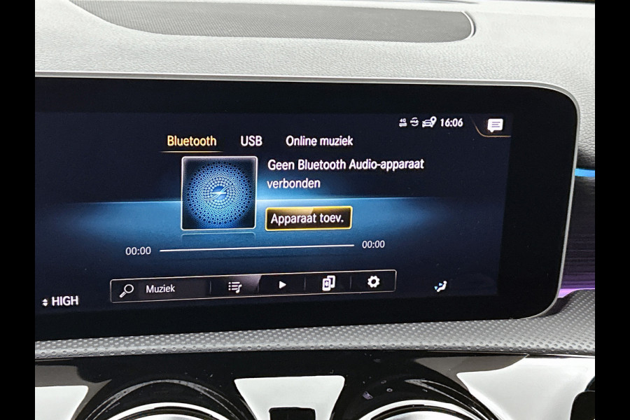 Mercedes-Benz A-Klasse 200 Premium Plus AMG-Line(Dealer OndH, Panorama, Sfeer-Verlichting, Navi, StoelV, Climate Con, Etc)