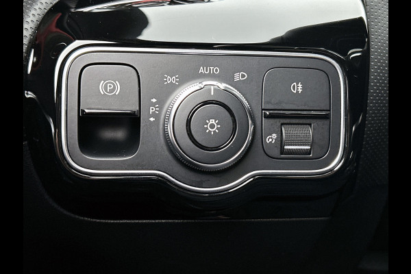 Mercedes-Benz A-Klasse 200 Premium Plus AMG-Line(Dealer OndH, Panorama, Sfeer-Verlichting, Navi, StoelV, Climate Con, Etc)