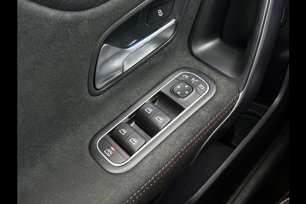 Mercedes-Benz A-Klasse 200 Premium Plus AMG-Line(Dealer OndH, Panorama, Sfeer-Verlichting, Navi, StoelV, Climate Con, Etc)