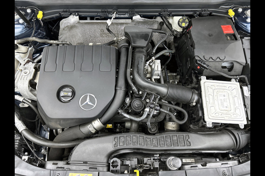 Mercedes-Benz A-Klasse 200 Premium Plus AMG-Line(Dealer OndH, Panorama, Sfeer-Verlichting, Navi, StoelV, Climate Con, Etc)