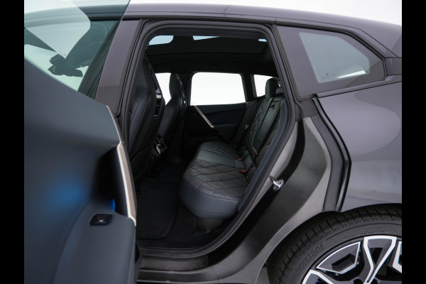 BMW iX xDrive40 High Executive 77 kWh ( 3-Fase ) {SOH-100%} (INCL-BTW) Aut. *PANO | HEAD-UP | HARMAN/KARDON-SURROUND | SOFT-CLOSE | DAB+ | DIGI-COCKPIT | HEATED-COMFORTSEATS | FULL-LED | CARPLAY | TOWBAR | AMBIENT-LIGHT | TOPVIEW | MEMORY-PACK |