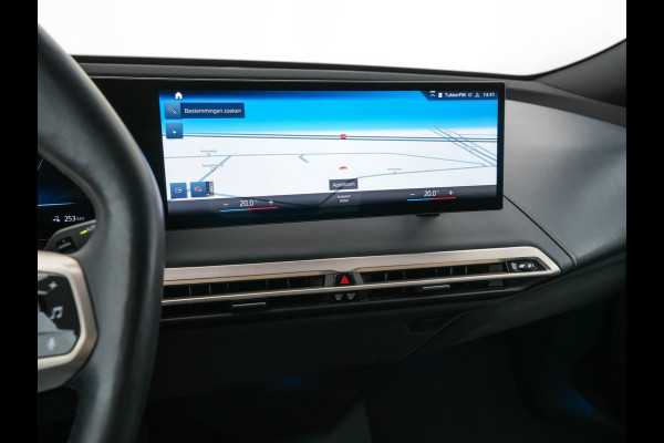 BMW iX xDrive40 High Executive 77 kWh ( 3-Fase ) {SOH-100%} (INCL-BTW) Aut. *PANO | HEAD-UP | HARMAN/KARDON-SURROUND | SOFT-CLOSE | DAB+ | DIGI-COCKPIT | HEATED-COMFORTSEATS | FULL-LED | CARPLAY | TOWBAR | AMBIENT-LIGHT | TOPVIEW | MEMORY-PACK |