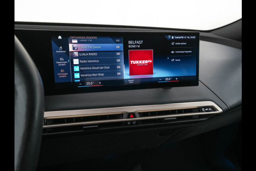 BMW iX xDrive40 High Executive 77 kWh ( 3-Fase ) {SOH-100%} (INCL-BTW) Aut. *PANO | HEAD-UP | HARMAN/KARDON-SURROUND | SOFT-CLOSE | DAB+ | DIGI-COCKPIT | HEATED-COMFORTSEATS | FULL-LED | CARPLAY | TOWBAR | AMBIENT-LIGHT | TOPVIEW | MEMORY-PACK |