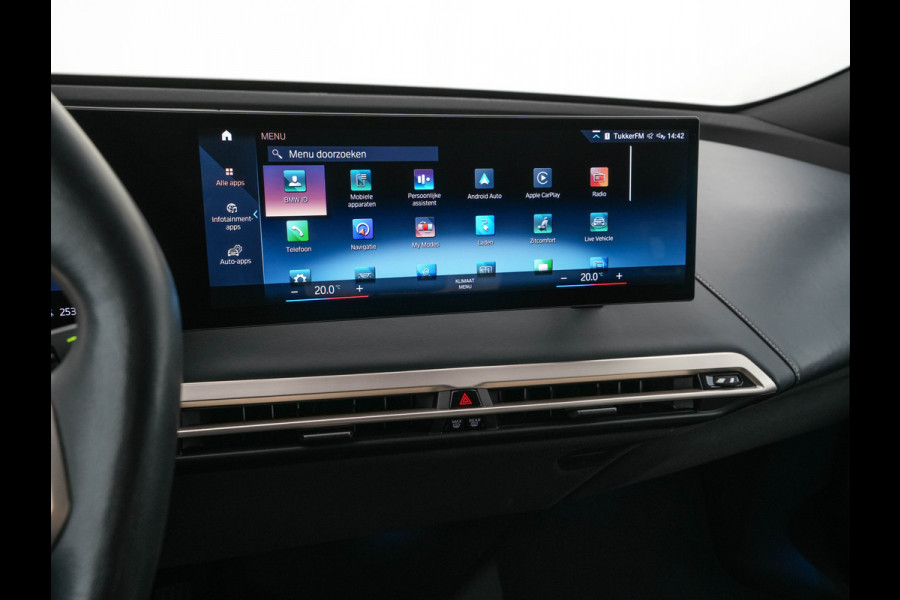 BMW iX xDrive40 High Executive 77 kWh ( 3-Fase ) {SOH-100%} (INCL-BTW) Aut. *PANO | HEAD-UP | HARMAN/KARDON-SURROUND | SOFT-CLOSE | DAB+ | DIGI-COCKPIT | HEATED-COMFORTSEATS | FULL-LED | CARPLAY | TOWBAR | AMBIENT-LIGHT | TOPVIEW | MEMORY-PACK |
