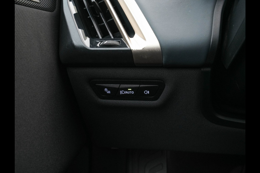 BMW iX xDrive40 High Executive 77 kWh ( 3-Fase ) {SOH-100%} (INCL-BTW) Aut. *PANO | HEAD-UP | HARMAN/KARDON-SURROUND | SOFT-CLOSE | DAB+ | DIGI-COCKPIT | HEATED-COMFORTSEATS | FULL-LED | CARPLAY | TOWBAR | AMBIENT-LIGHT | TOPVIEW | MEMORY-PACK |