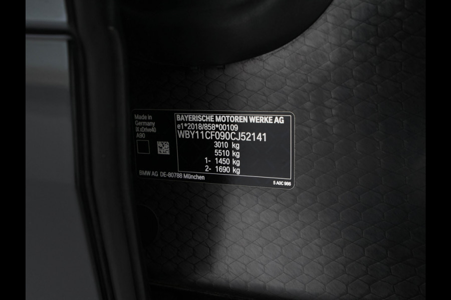 BMW iX xDrive40 High Executive 77 kWh ( 3-Fase ) {SOH-100%} (INCL-BTW) Aut. *PANO | HEAD-UP | HARMAN/KARDON-SURROUND | SOFT-CLOSE | DAB+ | DIGI-COCKPIT | HEATED-COMFORTSEATS | FULL-LED | CARPLAY | TOWBAR | AMBIENT-LIGHT | TOPVIEW | MEMORY-PACK |