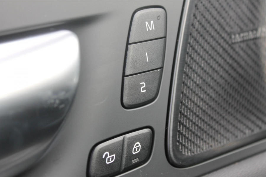 Volvo XC60 T6 350PK Autom Plug-in AWD Plus Black Edition Panoramisch schuif-kanteldak / 360 rondom zicht camera / Harman Kardon Audio / Getinte ramen vanaf de B-stijl