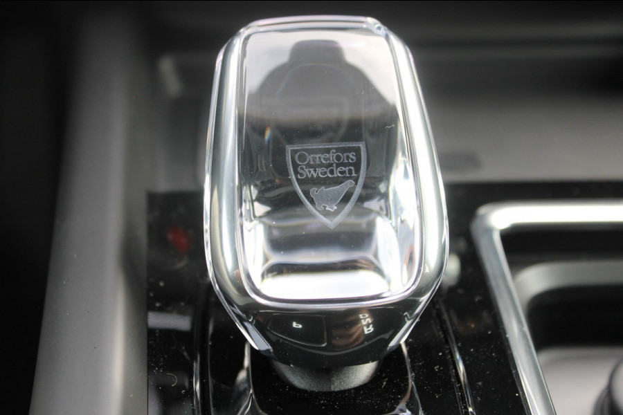 Volvo XC60 T6 350PK Autom Plug-in AWD Plus Black Edition Panoramisch schuif-kanteldak / 360 rondom zicht camera / Harman Kardon Audio / Getinte ramen vanaf de B-stijl