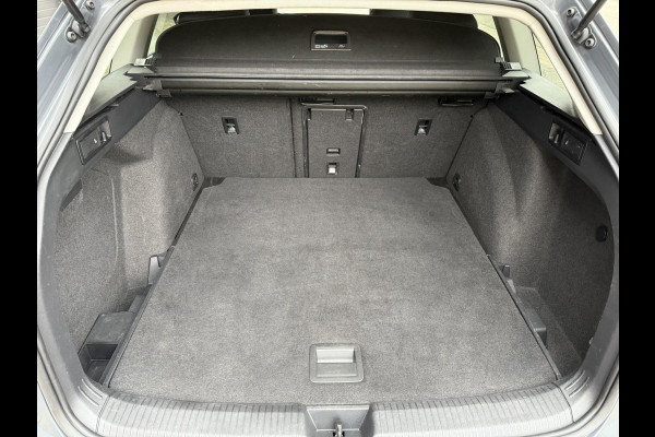 Volkswagen Golf Variant 1.0 eTSI Life / Cruise control adaptief / NAVI + Apple CarPlay - Android / Stuur-Stoel Verwarming + Veloer