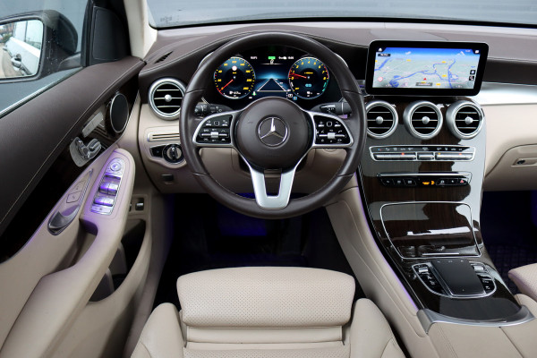 Mercedes-Benz GLC 300e 4MATIC Premium Plus | Distronic+ | Panoramadak | Memory | Leder | Trekhaak | Camera | Sfeerverlichting | Augmented Reality | Stoelverwarming |