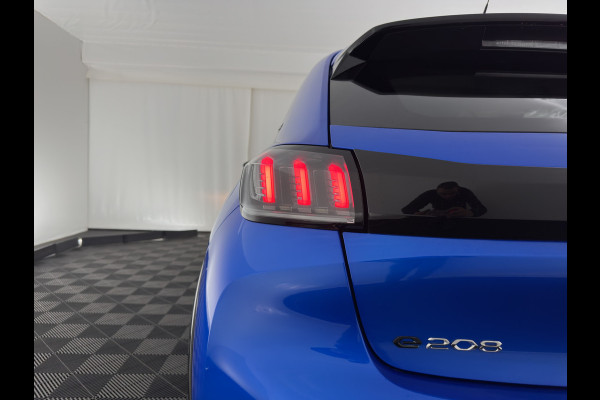 Peugeot e-208 EV Allure 50 kWh {SOH-91%} Aut *FULL-LED | DIGI-COCKPIT | BLINDSPOT | CAMERA | NAVI-FULLMAP | LANE-ASSIST | KEYLESS | DAB | CCS-FASTLOADER | TOP-VIEW | AMBIENT-LIGHT | 17"ALU*