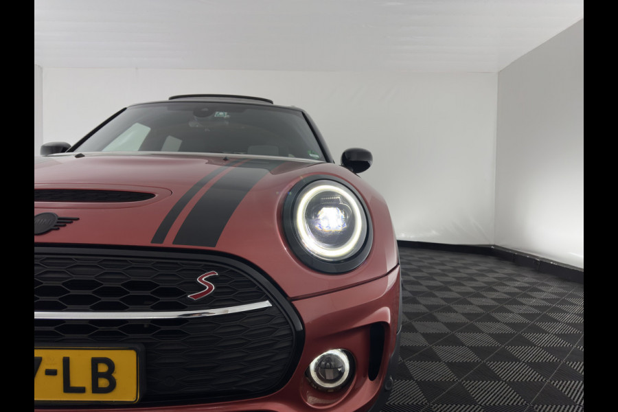 MINI Clubman 2.0 Cooper S ALL4 Premier Plus JCW (INCL-BTW) Aut * PANO | LUXURY-LEATHER | FULL-LED | HEATED-SPORTSEATS | DIGI-COCKPIT | AMBIENT-LIGHT | PRIVACY-GLASS | HEAD-UP | PDC | CAMERA | DAB  | KEYLESS | TOWBAR | 18"ALU*