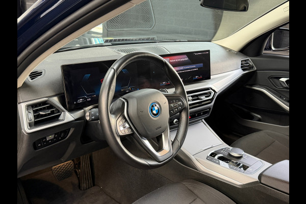 BMW 3-serie 320e LCI |Facelift | Widescreen | 2 sets velgen | Plug-in | NL Auto | NAP