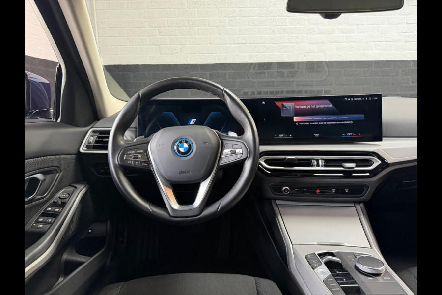 BMW 3-serie 320e LCI |Facelift | Widescreen | 2 sets velgen | Plug-in | NL Auto | NAP
