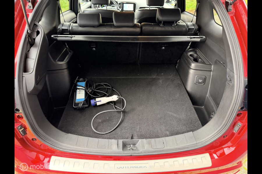 Mitsubishi Outlander 2.4 PHEV Instyle trekhaak side skirts