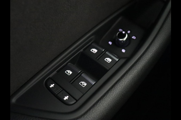 Audi A4 40 TFSI Sport S Line Black Edition | Stoelverwarming | Adaptive cruise | Keyless | Virtual Cockpit | Carplay | Half leder | Navigatie | Full LED | 19'' | Sportstoelen | Sfeerverlichting