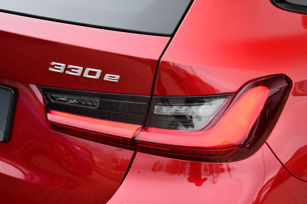 BMW 3 Serie Touring 330e M-Sport Pro LCI-2 Pano Trekh 360 HUD 19inch El-zetels