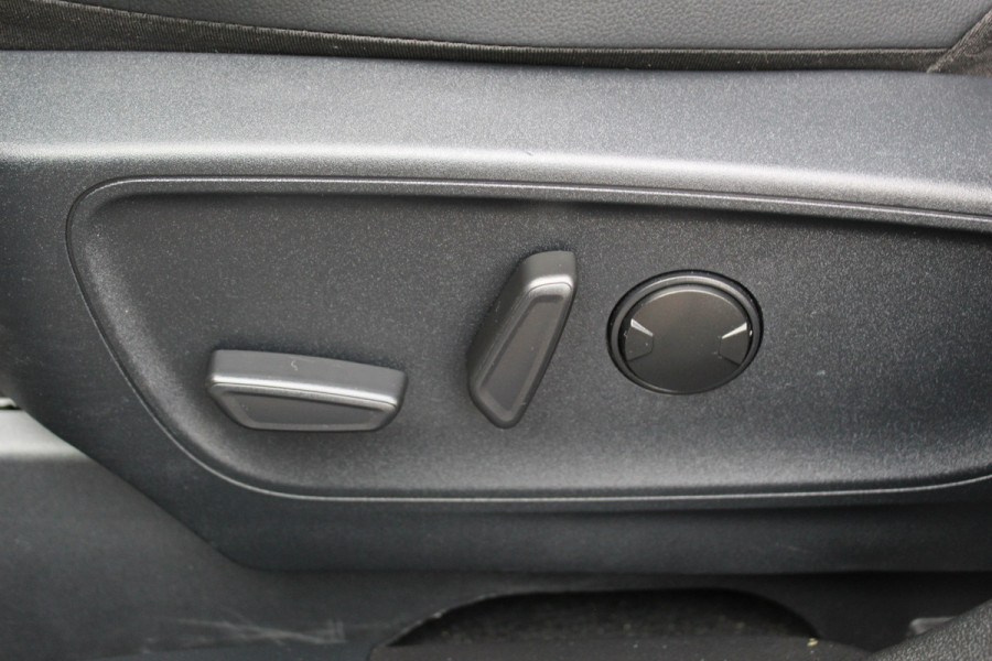 Ford Kuga 2.5-225pk Plug-in Hybrid ST-Line X. Hybride rijden voor een reële prijs ! Adaptive Cruise Control, Stoel- en voorraamverwarming, Climate Control, Metallic lak, Camera v+a, Elektr. achterklep, Side- en lane assist etc.